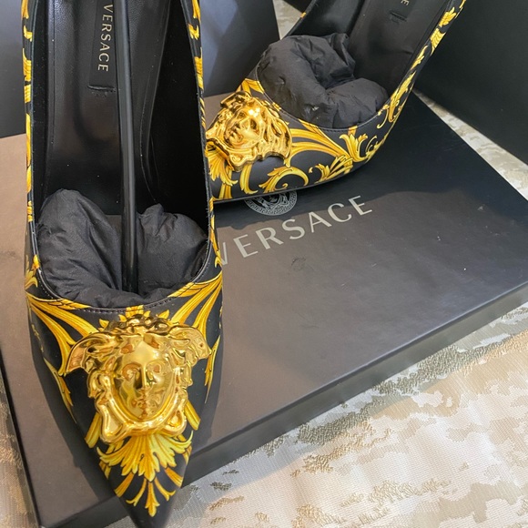 Versace Baroque print Medusa pumps 🔥 - Picture 2 of 8